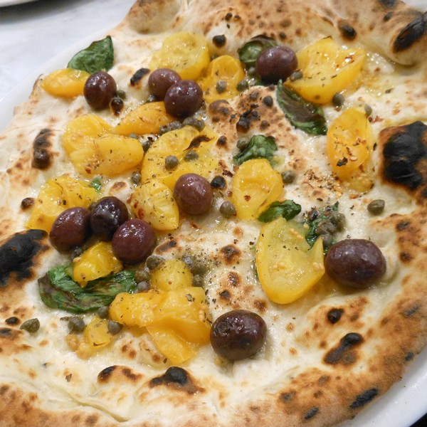 Pizza preparata da Vincenzo Esposito presso la pizzeria Carmnella di Napoli