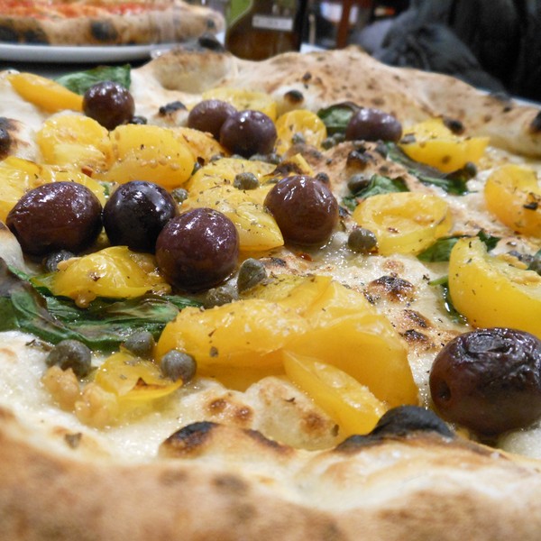 Pizza preparata da Vincenzo Esposito presso la pizzeria Carmnella di Napoli