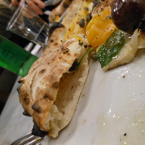 Pizza preparata da Vincenzo Esposito presso la pizzeria Carmnella di Napoli