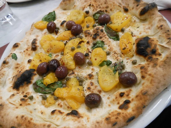 Pizza preparata da Vincenzo Esposito presso la pizzeria Carmnella di Napoli