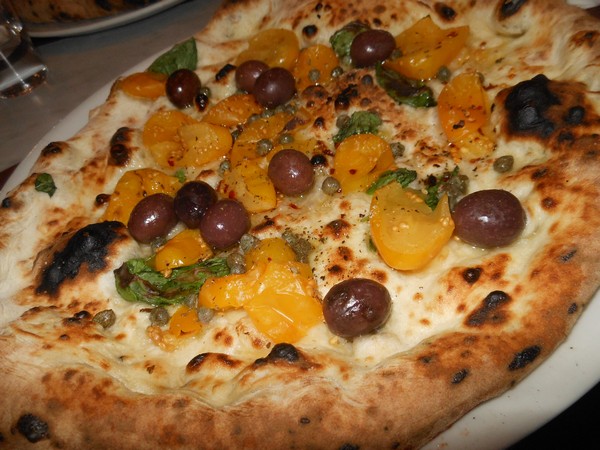 Pizza preparata da Vincenzo Esposito presso la pizzeria Carmnella di Napoli