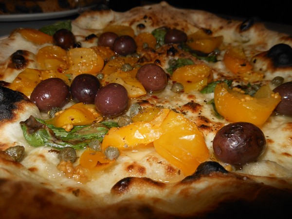 Pizza preparata da Vincenzo Esposito presso la pizzeria Carmnella di Napoli