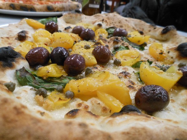 Pizza preparata da Vincenzo Esposito presso la pizzeria Carmnella di Napoli