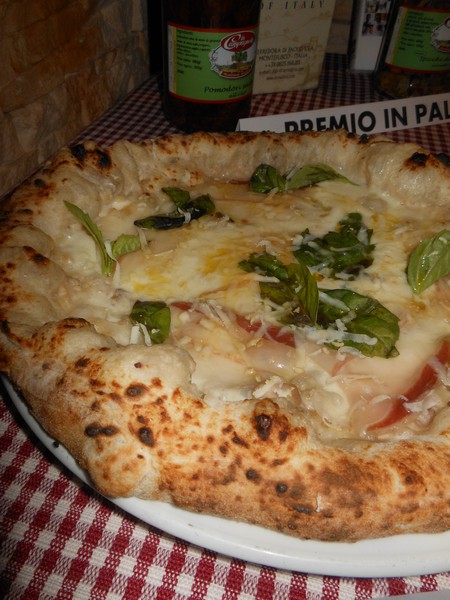 Pizzarella preparata da Carlo Sammarco presso la Pizzeria La Cantina dei Mille di Napoli