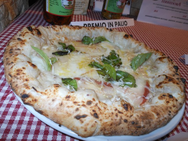 Pizzarella preparata da Carlo Sammarco presso la Pizzeria La Cantina dei Mille di Napoli