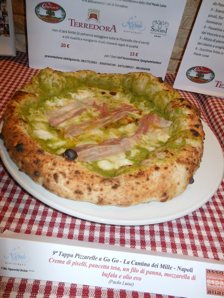 Pizzarella preparata da Carlo Sammarco e condita da Francesco Paolo Luise presso la Pizzeria La Cantina dei Mille di Napoli