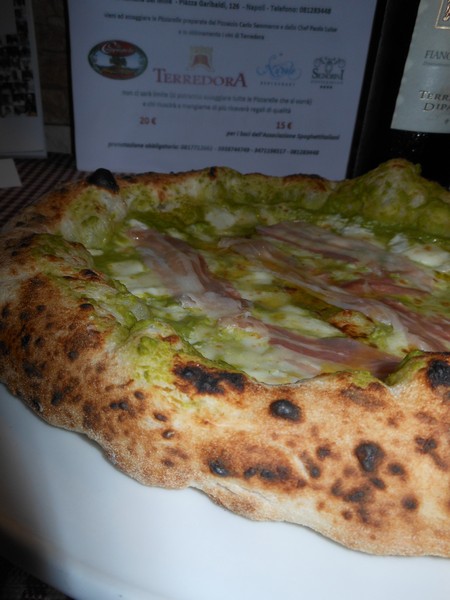 Pizzarella preparata da Carlo Sammarco e condita da Francesco Paolo Luise presso la Pizzeria La Cantina dei Mille di Napoli