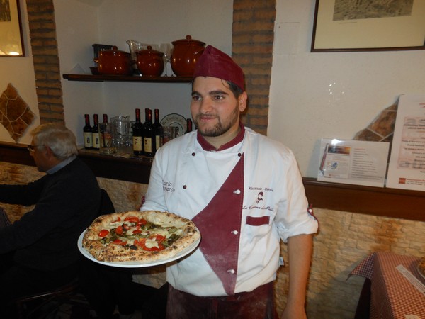 Carlo Sammarco presso la Pizzeria La Cantina dei Mille di Napoli