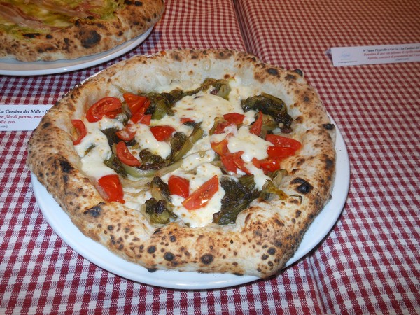 Pizzarella preparata da Carlo Sammarco presso la Pizzeria La Cantina dei Mille di Napoli