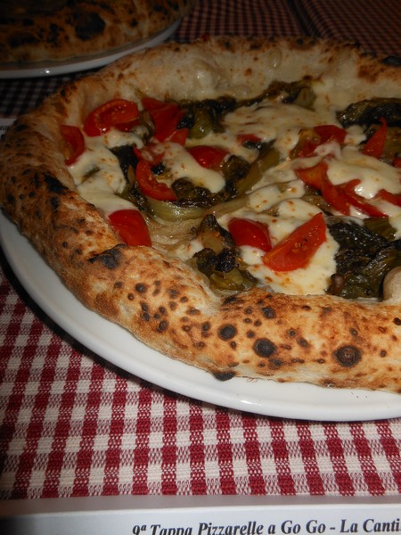 Pizzarella preparata da Carlo Sammarco presso la Pizzeria La Cantina dei Mille di Napoli