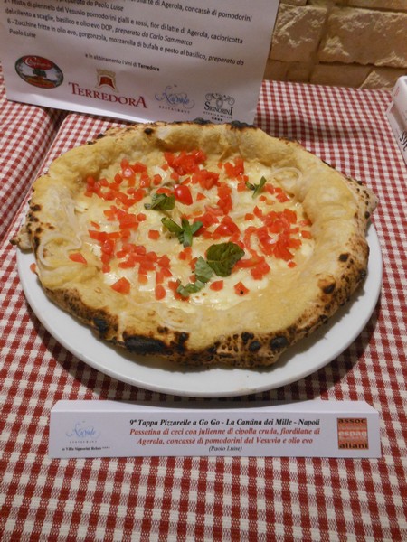 Pizzarella preparata da Carlo Sammarco e condita da Francesco Paolo Luise presso la Pizzeria La Cantina dei Mille di Napoli