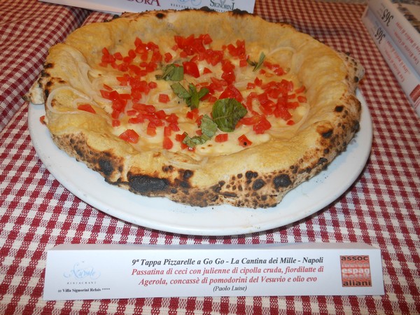 Pizzarella preparata da Carlo Sammarco e condita da Francesco Paolo Luise presso la Pizzeria La Cantina dei Mille di Napoli