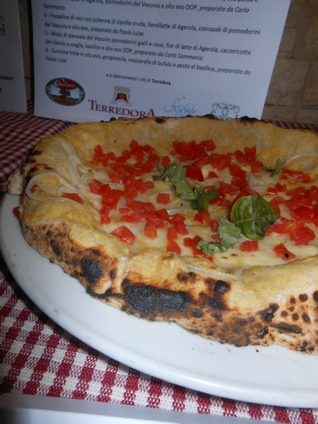 Pizzarella preparata da Carlo Sammarco e condita da Francesco Paolo Luise presso la Pizzeria La Cantina dei Mille di Napoli