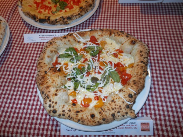 Pizzarella preparata da Carlo Sammarco presso la Pizzeria La Cantina dei Mille di Napoli