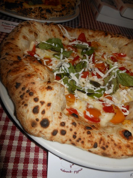 Pizzarella preparata da Carlo Sammarco presso la Pizzeria La Cantina dei Mille di Napoli