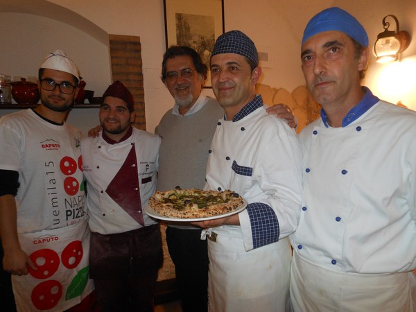 Carlo Sammarco, Francesco Paolo Luise e lo staff presso la Pizzeria La Cantina dei Mille di Napoli