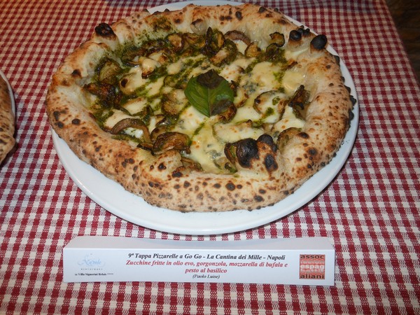 Pizzarella preparata da Carlo Sammarco e condita da Francesco Paolo Luise presso la Pizzeria La Cantina dei Mille di Napoli