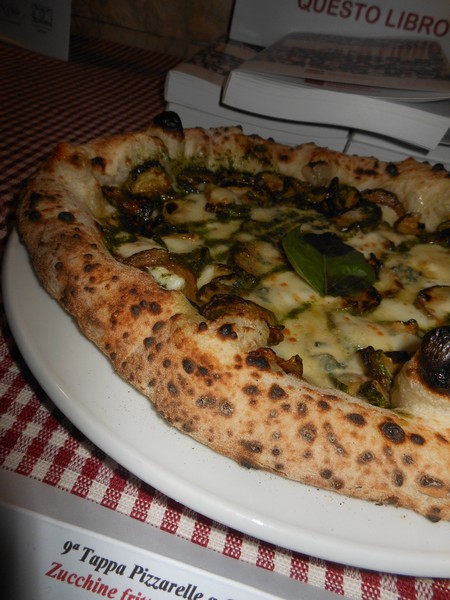 Pizzarella preparata da Carlo Sammarco e condita da Francesco Paolo Luise presso la Pizzeria La Cantina dei Mille di Napoli