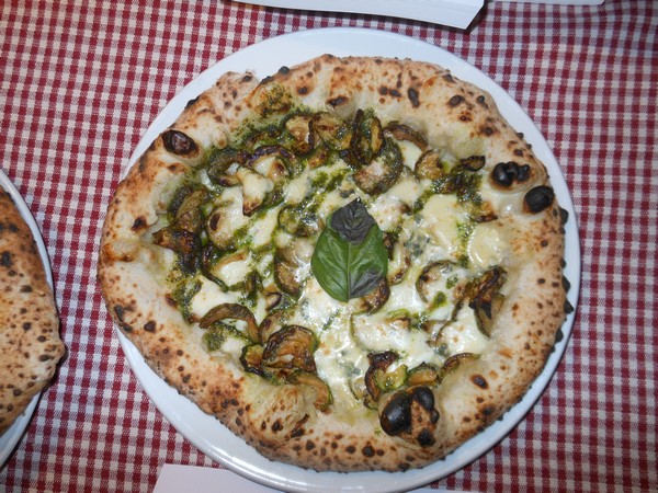 Pizzarella preparata da Carlo Sammarco e condita da Francesco Paolo Luise presso la Pizzeria La Cantina dei Mille di Napoli