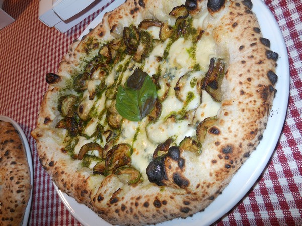 Pizzarella preparata da Carlo Sammarco e condita da Francesco Paolo Luise presso la Pizzeria La Cantina dei Mille di Napoli