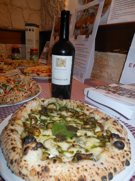 Pizzarella preparata da Carlo Sammarco e condita da Francesco Paolo Luise presso la Pizzeria La Cantina dei Mille di Napoli