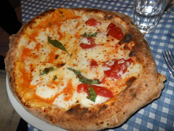 Pizza preparata da Salvatore Iermano presso la Pizzaria Capri Blu di Castellammare di Stabia (NA)