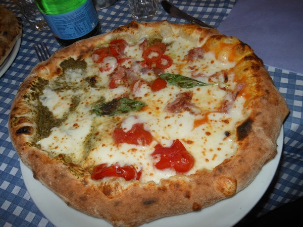 Pizza preparata da Salvatore Iermano presso la Pizzaria Capri Blu di Castellammare di Stabia (NA)