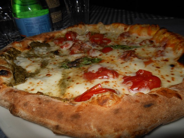 Pizza preparata da Salvatore Iermano presso la Pizzaria Capri Blu di Castellammare di Stabia (NA)