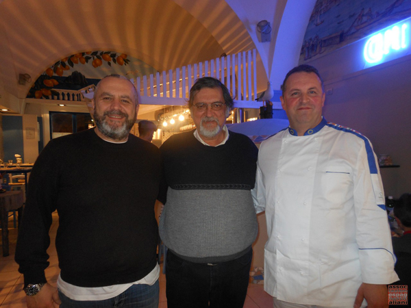 Luigi Farina con Francesco Matrone e Salvatore Iermano presso la Pizzeria Capri Blu di Castellammare di Stabia (NA)