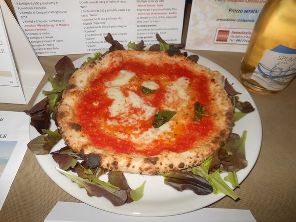 Pizzarella preparata da Antonio Esposito presso la Pizzeria Lazzari Felici di San Giorgio a Cremano (NA)