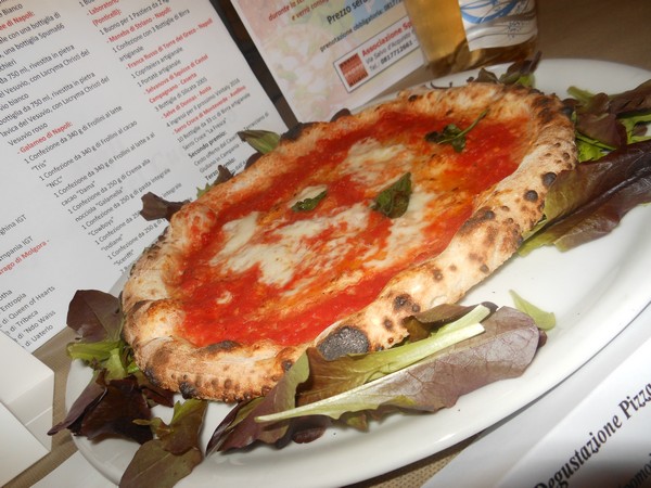 Pizzarella preparata da Antonio Esposito presso la Pizzeria Lazzari Felici di San Giorgio a Cremano (NA)