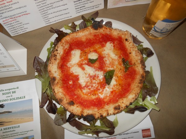 Pizzarella preparata da Antonio Esposito presso la Pizzeria Lazzari Felici di San Giorgio a Cremano (NA)