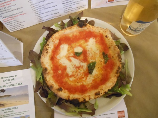 Pizzarella preparata da Antonio Esposito presso la Pizzeria Lazzari Felici di San Giorgio a Cremano (NA)