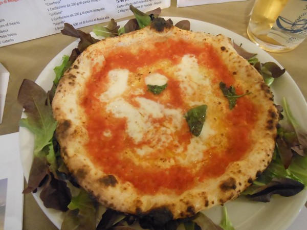 Pizzarella preparata da Antonio Esposito presso la Pizzeria Lazzari Felici di San Giorgio a Cremano (NA)