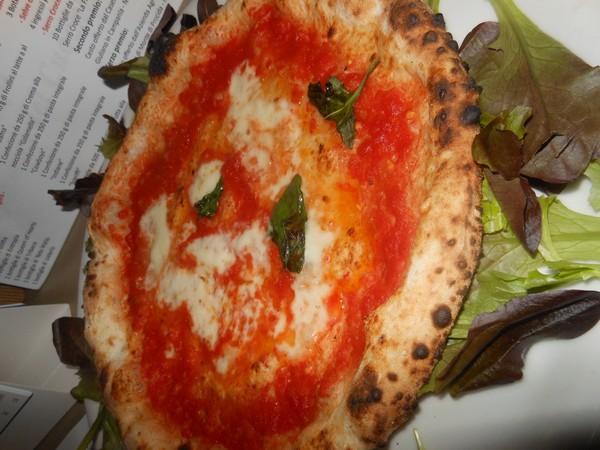 Pizzarella preparata da Antonio Esposito presso la Pizzeria Lazzari Felici di San Giorgio a Cremano (NA)