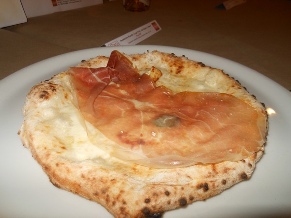 Pizzarella preparata da Antonio Esposito presso la Pizzeria Lazzari Felici di San Giorgio a Cremano (NA)