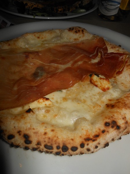 Pizzarella preparata da Antonio Esposito presso la Pizzeria Lazzari Felici di San Giorgio a Cremano (NA)