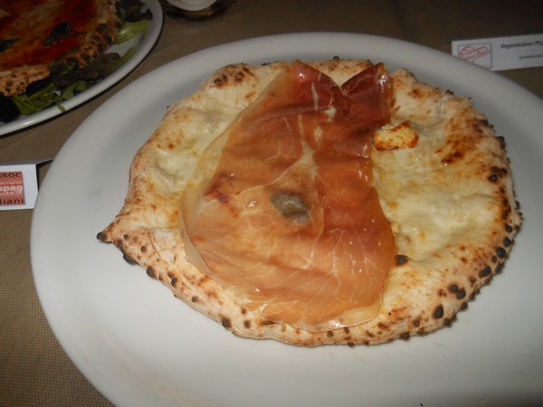 Pizzarella preparata da Antonio Esposito presso la Pizzeria Lazzari Felici di San Giorgio a Cremano (NA)