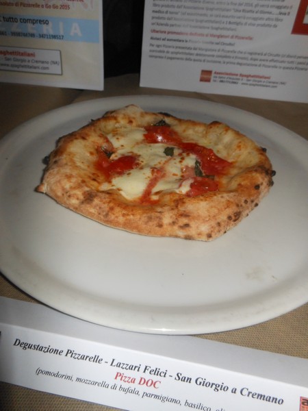 Pizzarella preparata da Antonio Esposito presso la Pizzeria Lazzari Felici di San Giorgio a Cremano (NA)