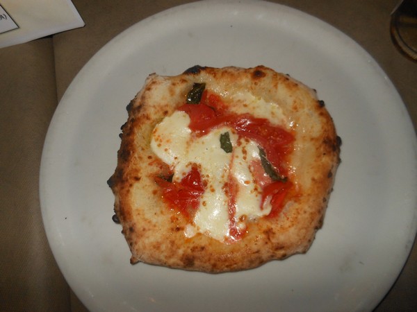 Pizzarella preparata da Antonio Esposito presso la Pizzeria Lazzari Felici di San Giorgio a Cremano (NA)