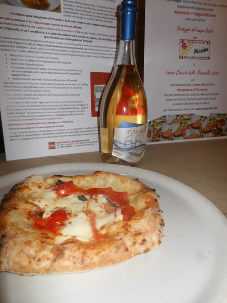 Pizzarella preparata da Antonio Esposito presso la Pizzeria Lazzari Felici di San Giorgio a Cremano (NA)