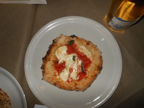 Pizzarella preparata da Antonio Esposito presso la Pizzeria Lazzari Felici di San Giorgio a Cremano (NA)