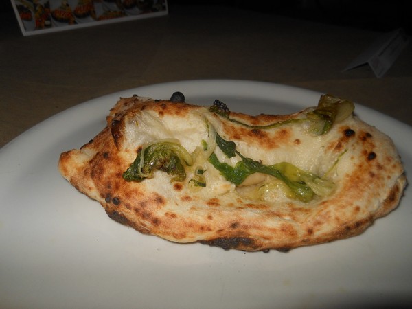 Pizzarella preparata da Antonio Esposito presso la Pizzeria Lazzari Felici di San Giorgio a Cremano (NA)