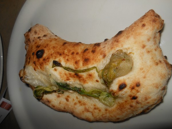 Pizzarella preparata da Antonio Esposito presso la Pizzeria Lazzari Felici di San Giorgio a Cremano (NA)