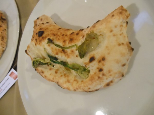 Pizzarella preparata da Antonio Esposito presso la Pizzeria Lazzari Felici di San Giorgio a Cremano (NA)