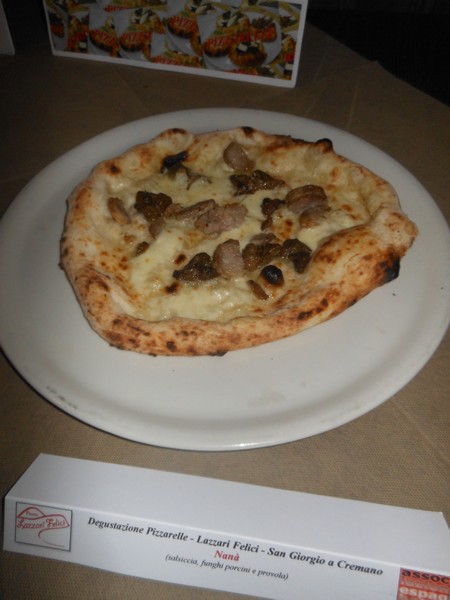 Pizzarella preparata da Antonio Esposito presso la Pizzeria Lazzari Felici di San Giorgio a Cremano (NA)