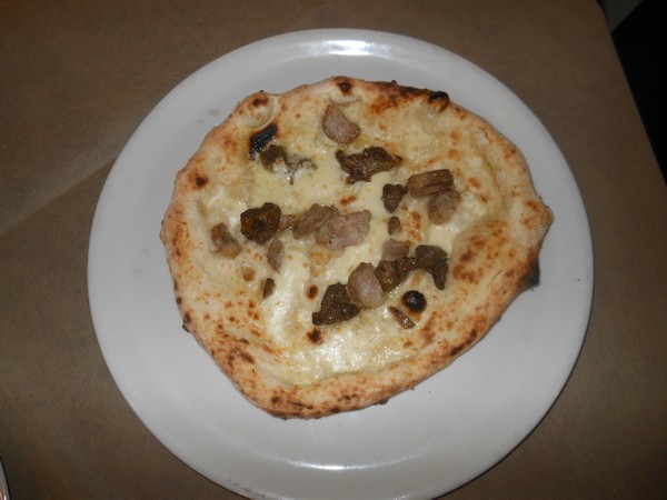 Pizzarella preparata da Antonio Esposito presso la Pizzeria Lazzari Felici di San Giorgio a Cremano (NA)