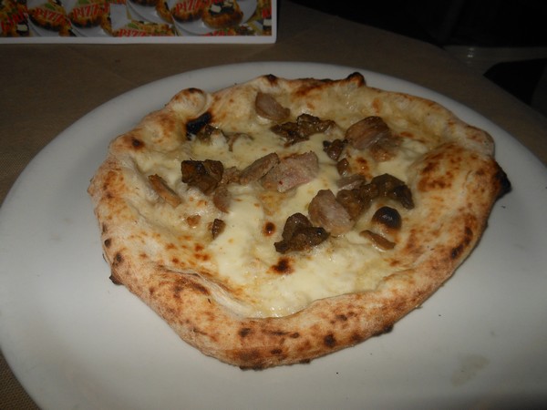 Pizzarella preparata da Antonio Esposito presso la Pizzeria Lazzari Felici di San Giorgio a Cremano (NA)