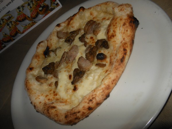 Pizzarella preparata da Antonio Esposito presso la Pizzeria Lazzari Felici di San Giorgio a Cremano (NA)