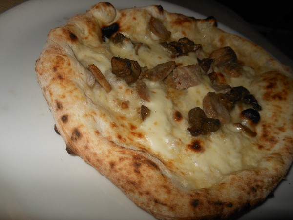 Pizzarella preparata da Antonio Esposito presso la Pizzeria Lazzari Felici di San Giorgio a Cremano (NA)